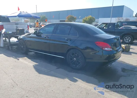 2017 Mercedes-Benz C 300 z USA, uszkodzony, nr VIN 55SWF4JB4HU228255